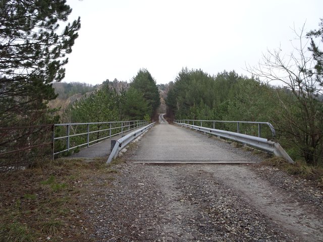 Die darauffolgende Wegstrecke verläuft gemächlich durch Mannersdorf, über die Kreuzung "Am Kirchberg", dann über die Waldgasse und schließlich bis zu dieser Brücke, die über den Steinbruch führt.