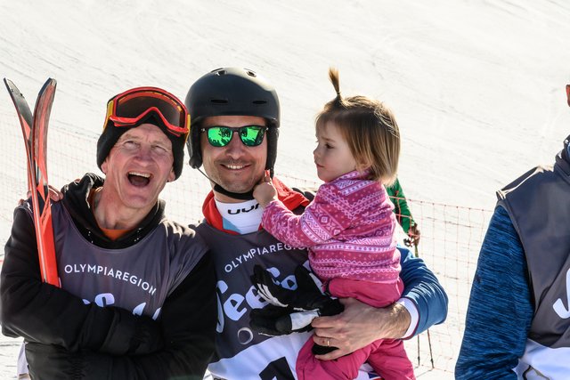 Spaß bei einer einzigartigen Charity Veranstaltung:  Eddie the Eagle und Obmann des Tourismusverbandes Seefeld Alois Seyrling mit Nachwuchs. | Foto: Holzknecht
