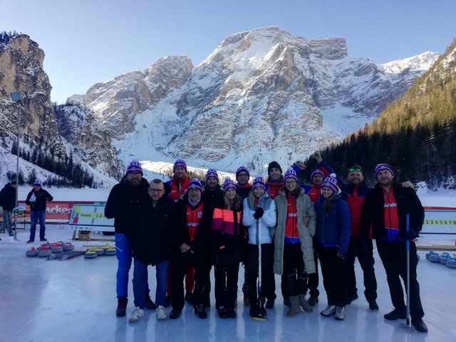 Sorgen für Eislauferlebnis mitten am Stadtplatz – und das ehrenamtlich: das Team des Steyrer Curling Clubs.  | Foto: CC Steyr