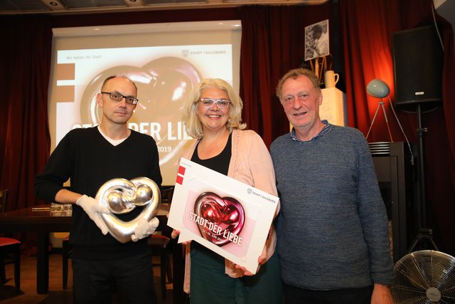 Wolfgang Zenz mit der Skulptur des Herzens, dass das Logo des neuen Festivals darstellen wird, Vizebürgermeisterin Anja Hagenauer und Tom Zezula.