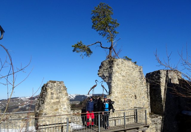 Schneeschuh-Wanderung mit Regionauten: Roland Mayr und Franz Sturmlechner auf der Burgruine Reinsberg.
