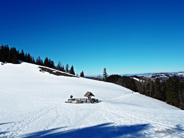 Schön liegt der Mostbrunnen da: Über den Dienstbergsattel ging's auf den Hochschlag und weiter auf den Gipfel des Runzelbergs. | Foto: Manuela Majer