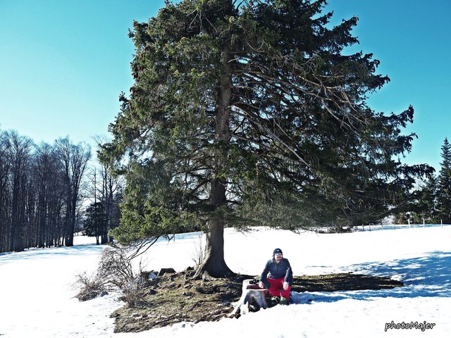 Schneeschuh-Wanderung mit Regionauten: Redakteur Roland Mayr legt am Gipfel des Runzelbergs eine kleine Pause ein. | Foto: Manuela Majer