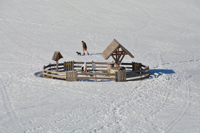 Schön liegt der Mostbrunnen da: Über den Dienstbergsattel ging's auf den Hochschlag und weiter auf den Gipfel des Runzelbergs. | Foto: Roland Mayr