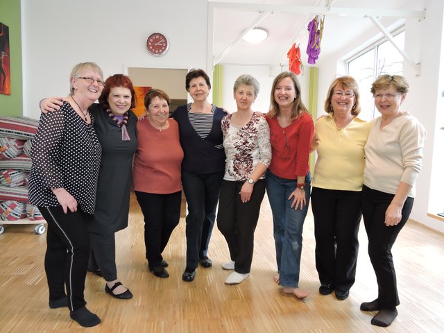 Tanztraining: Monika Plocek (Dritte von rechts) mit den fitten Damen ihrer Squaredance-Gruppe. | Foto: Barbara Schuster