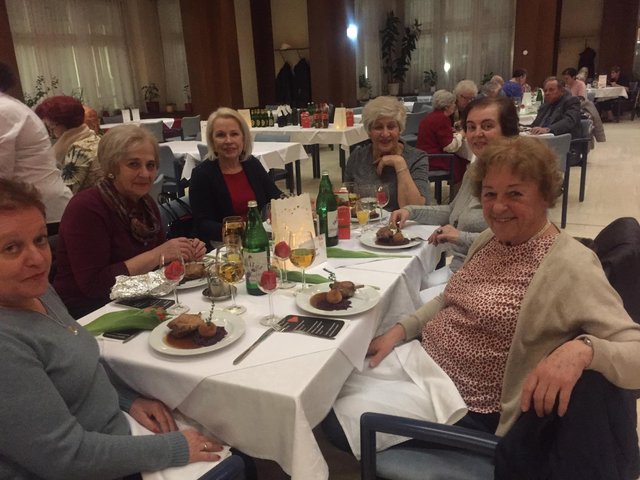 Bei Klavierbegleitung genossen Bewohnerinnen und Gäste ein Drei-Gänge-Menü. | Foto: KWP