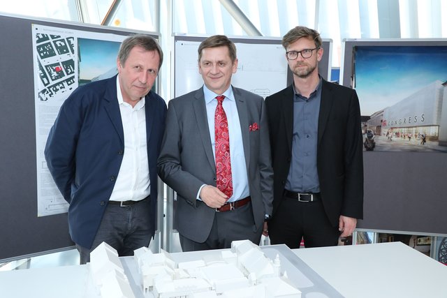Architekt Gerhard Eder, Bürgermeister Kurt Wallner und Stadtbaudirektor Heimo Berghold bei der Projektpräsentation. | Foto: Freisinger
