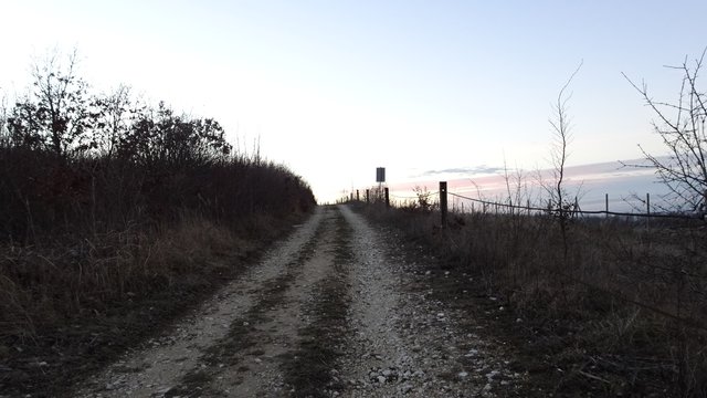 Auf der anderen Bergseite führt der Rundwanderweg schließlich wieder am Mannersdorfer Steinbruch vorbei.
