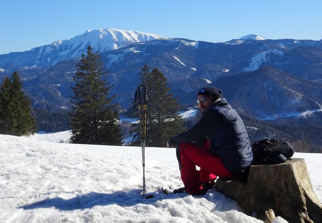 Schneeschuh-Wanderung mit Regionauten: Redakteur Roland Mayr legt am Gipfel des Runzelbergs eine Pause ein und genießt den herrlichen Ötscherblick. | Foto: Franz Sturmlechner
