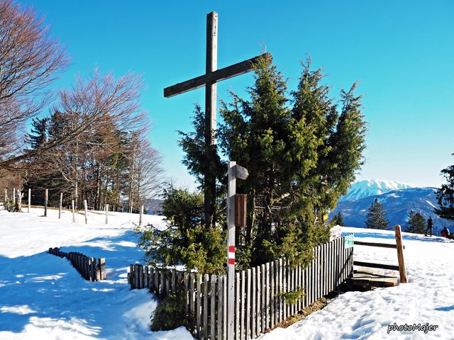 Schneeschuh-Wanderung mit Regionauten: Endlich angekommen beim Gipfelkreuz am Runzelberg. | Foto: Manuela Majer