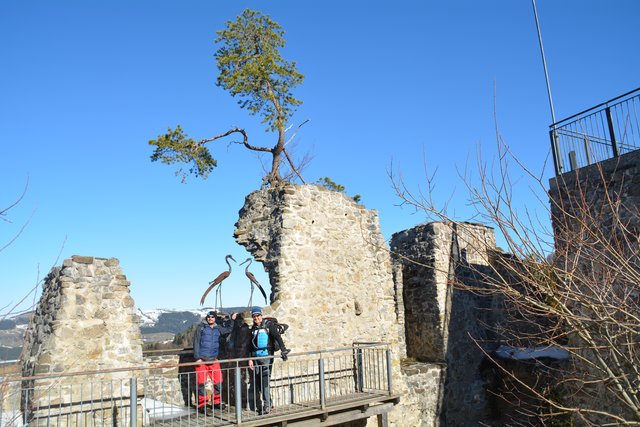 Schneeschuh-Wanderung mit Regionauten: Roland Mayr und Franz Sturmlechner auf der Burgruine Reinsberg. | Foto: Manuela Majer