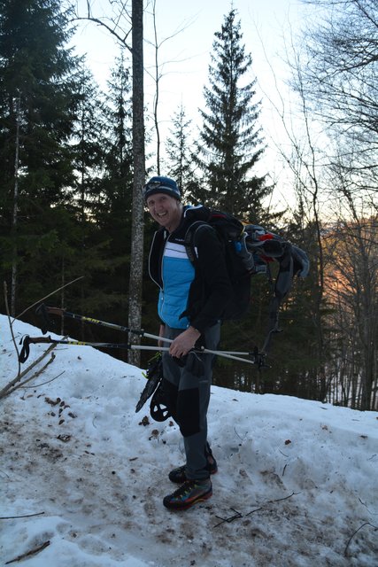 Bepackt wie ein Sherpa: Unser wandernder Regionaut Franz Sturmlechner aus Oberndorf an der Melk beim Abstieg. | Foto: Roland Mayr