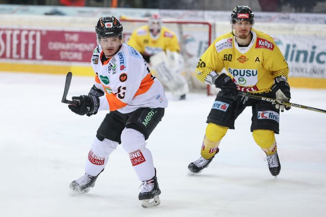 Unter Strom: Colton Yellow Horn (l.) und Co. wollen die Revanche gegen die Vienna Capitals. | Foto: GEPA