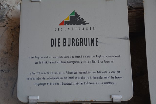 Schneeschuh-Wanderung mit Regionauten: Interessante Infos über die Burgruine Reinsberg. | Foto: Roland Mayr