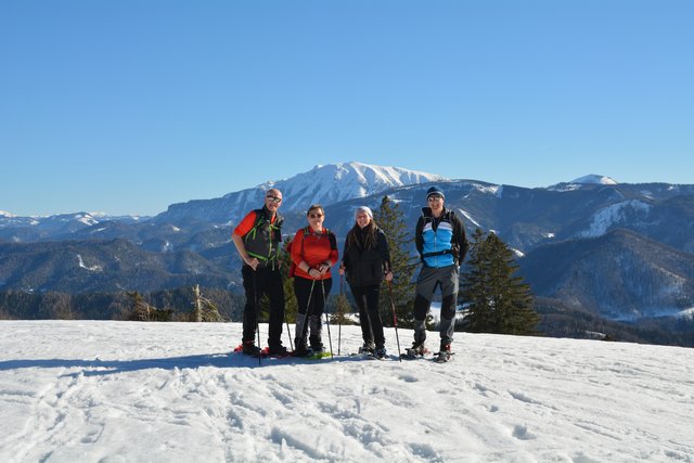 Schneeschuh-Wanderung mit Regionauten:Manuela Majer (2.v.r.) aus Wolfpassing und Franz Sturmlechner aus Oberndorf an der Melk trafen am Gipfel des Runzelbergs in Reinsberg auf Karl (l.) und Karin Scharner (2.v.l.) aus Wieselburg, wo man den herrlichen Ötscherblick genoss.  | Foto: Roland Mayr