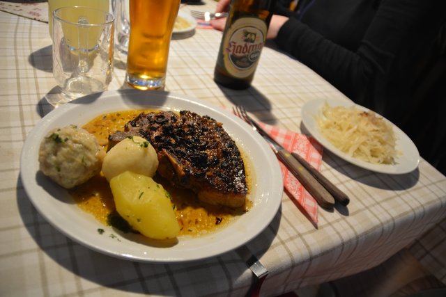 Zum Abschluss genoss der Redakteur ein Bauernbratl am Hochschlag. | Foto: Roland Mayr