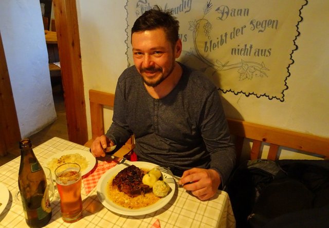 Zum Abschluss genoss der Redakteur ein Bauernbratl am Hochschlag. | Foto: Franz Sturmlechner