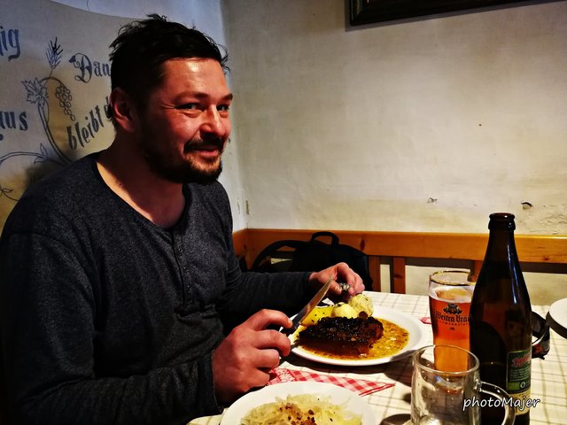 Zum Abschluss genoss der Redakteur ein Bauernbratl am Hochschlag. | Foto: Manuela Majer