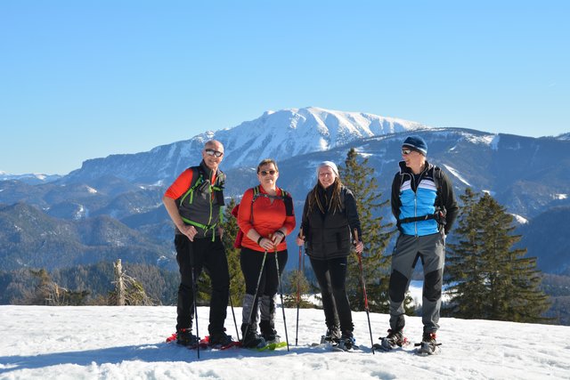 Schneeschuh-Wanderung mit Regionauten:Manuela Majer (2.v.r.) aus Wolfpassing und Franz Sturmlechner aus Oberndorf an der Melk trafen am Gipfel des Runzelbergs in Reinsberg auf Karl (l.) und Karin Scharner (2.v.l.) aus Wieselburg, wo man den herrlichen Ötscherblick genoss.  | Foto: Roland Mayr