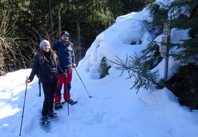 Schneeschuh-Wanderung mit Regionauten: Manuela Majer aus Wolfpassing und Roland Mayr aus Scheibbs bei der Karnerhöhle in Reinsberg. | Foto: Franz Sturmlechner