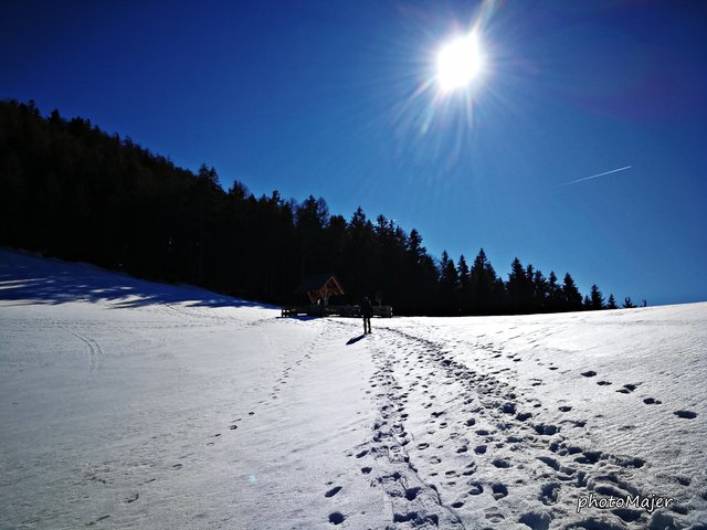 Schön liegt der Mostbrunnen da: Über den Dienstbergsattel ging's auf den Hochschlag und weiter auf den Gipfel des Runzelbergs. | Foto: Manuela Majer