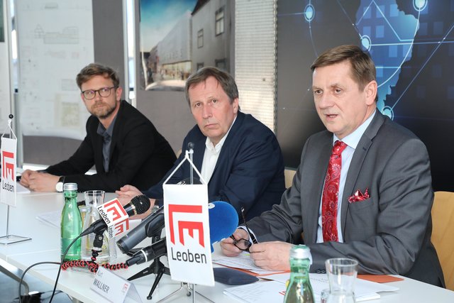 Stadtbaudirektor Heimo Berghold, Architekt Gerhard Eder, Bürgermeister Kurt Wallner (v.l.). | Foto: Freisinger