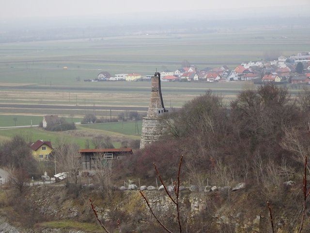 ... am Steinbruch Baxa, der heute immer noch in Betrieb ist. Von weitem sieht man auch den Kalkofen (Industriedenkmal und Museum).