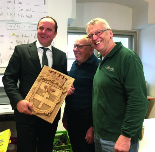 Ein Gemeindewappen aus Holz, geschnitzt von Rupert Purkathofer (2.v.l.) aus Ludersdorf, wurde an Gleisdorfs Bürgermeister Christoph Stark (1.v.l.) übergeben.