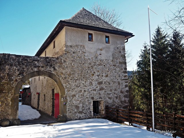 Schneeschuh-Wanderung mit Regionauten: Roland Mayr und Manuela Majer bei der Burgruine Reinsberg.