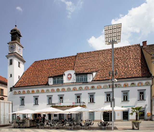 Hinter dem "Alten Rathaus" entsteht ein neues Kongress- und Veranstaltungszentrum. | Foto: Freisinger