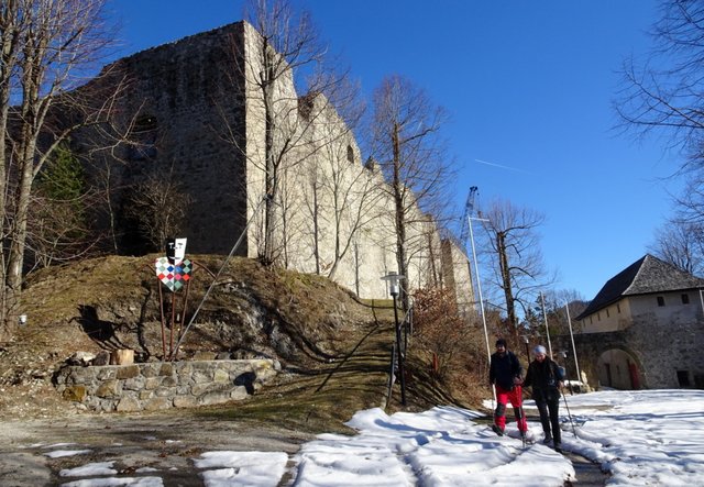 Schneeschuh-Wanderung mit Regionauten: Roland Mayr und Manuela Majer bei der Burgruine Reinsberg. | Foto: Franz Sturmlechner