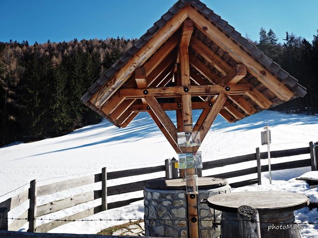 Schön liegt der Mostbrunnen da: Über den Dienstbergsattel ging's auf den Hochschlag und weiter auf den Gipfel des Runzelbergs. | Foto: Manuela Majer