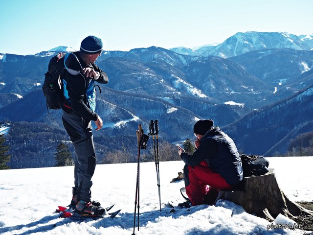 Schneeschuh-Wanderung mit Regionauten: Franz Sturmlechner und Roland Mayr legen am Gipfel des Runzelbergs eine kleine Pause ein. | Foto: Manuela Majer