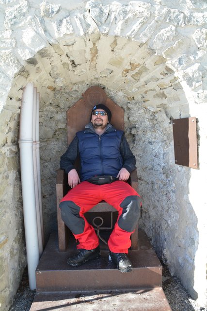 Schneeschuh-Wanderung mit Regionauten: Roland Mayr thront auf der Burgruine Reinsberg. | Foto: Manuela Majer