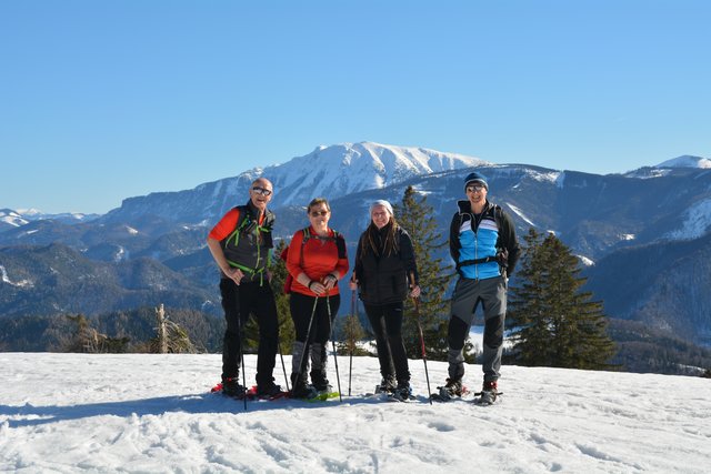Schneeschuh-Wanderung mit Regionauten:Manuela Majer (2.v.r.) aus Wolfpassing und Franz Sturmlechner aus Oberndorf an der Melk trafen am Gipfel des Runzelbergs in Reinsberg auf Karl (l.) und Karin Scharner (2.v.l.) aus Wieselburg, wo man den herrlichen Ötscherblick genoss.  | Foto: Roland Mayr