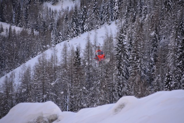 Ein Skifahrer verirrte sich am Kitzsteinhorn und kam nicht mehr weiter. Er wurde vom Hubschrauber geborgen.  | Foto: BBL Symbolfoto