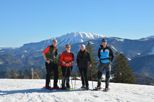 Schneeschuh-Wanderung mit Regionauten:Manuela Majer (2.v.r.) aus Wolfpassing und Franz Sturmlechner aus Oberndorf an der Melk trafen am Gipfel des Runzelbergs in Reinsberg auf Karl (l.) und Karin Scharner (2.v.l.) aus Wieselburg, wo man den herrlichen Ötscherblick genoss.  | Foto: Roland Mayr