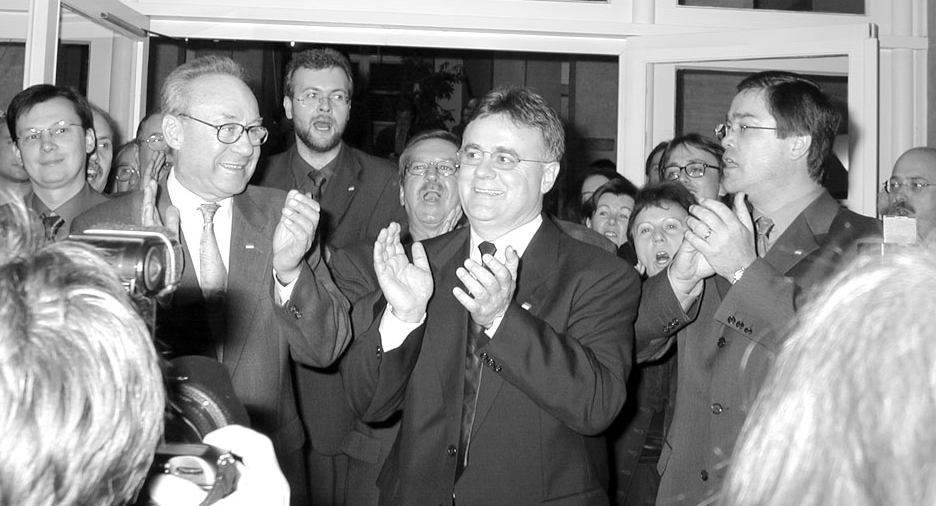 Im Dezember 2000 feierte die SPÖ einen klaren Wahlsieg. Hans Niessl wurde erstmals zum Landeshauptmann gewählt.
