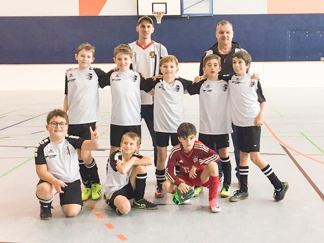Die Jungs der U11 mit den Trainern Robert Schallmeiner und Fritz Wagner | Foto: SV Roitham