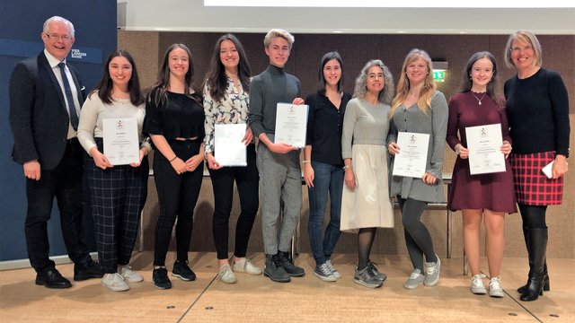 Die erfolgreichen Landecker Schüler/innen mit Werner Mayr (Bildungsdirektion Tirol, links), der Vertreterin der Bildungsregion Tirol Mitte Brigitte Stolz (4.v.r.) und der Lehrerin Cornelia Haid (rechts). | Foto: HAK/HAS und HLW Landeck