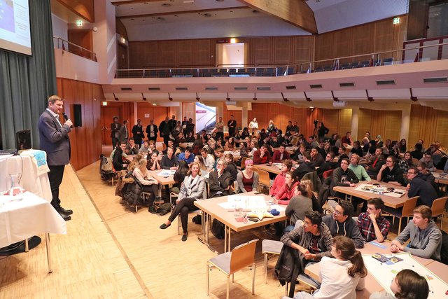 Bürgermeister Kurt Wallner bei der Begrüßung der Teilnehmer an der Zukunftswerkstatt im Congress Leoben. | Foto: Freisinger