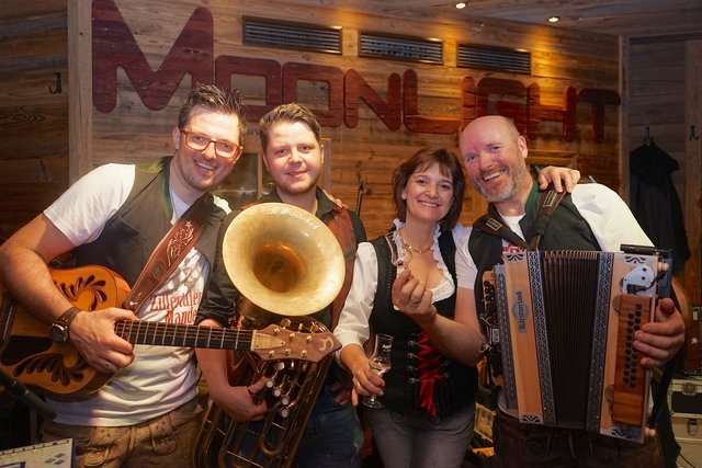 Die Zillertaler Mander mit den Gastgebern der Moonlightbar Ernst und Gabi Schroll. 
 | Foto: Gmedia