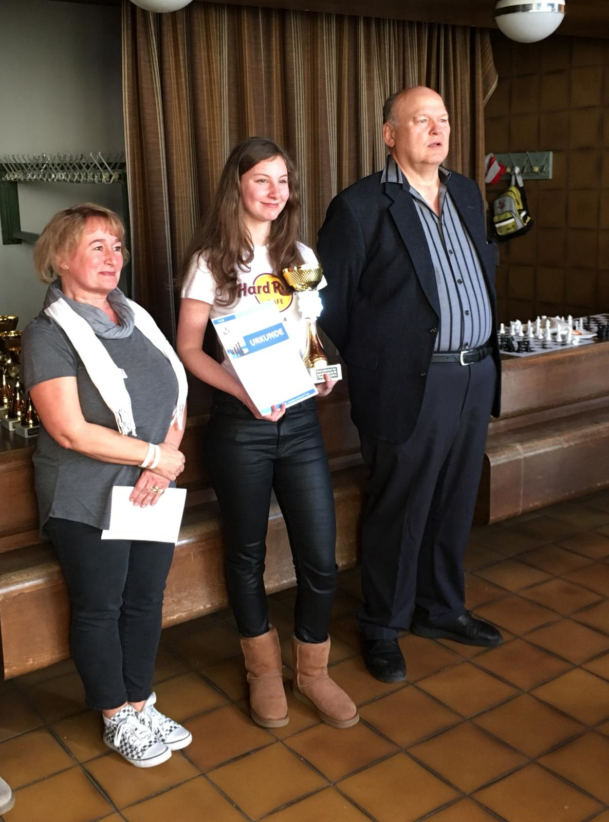 Toller Erfolg: Valeria Bauer (Jugendschachklub Landeck, Mi.) mit Ina Anker (Jugendreferentin Tirol, li.) und Johannes Duftner (Präsident Schachverband Tirol) (v.l.).