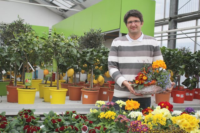 Christoph Buttinger mit bunten Frühlingsblühern.