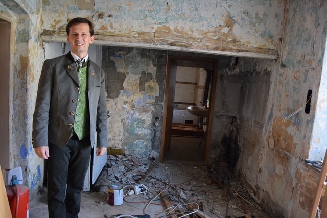 Gleicht noch einer Ruine - zukünftiger Museumsraum; Museumsleiter Hr. Bachtrögl | Foto: Nadelburgmuseum Robert Bachtrögl