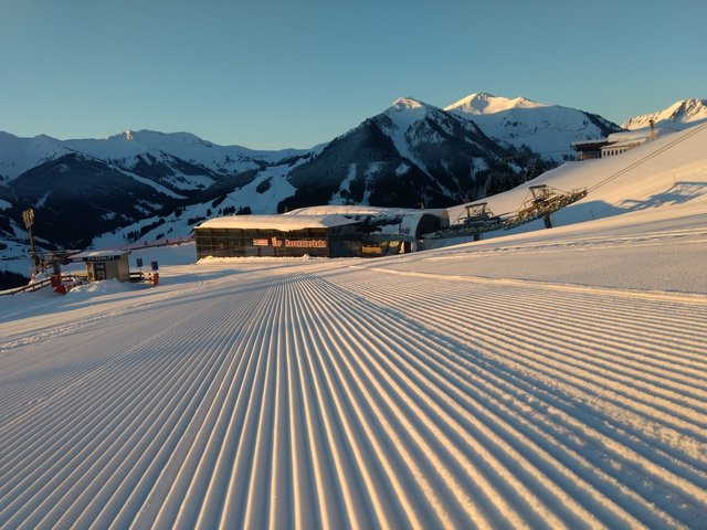 Jungfreulicher Pistenfrühstart um 8:00 am Reiterkogel/Hasenauer/Hinterglemm | Foto: Peter Würti