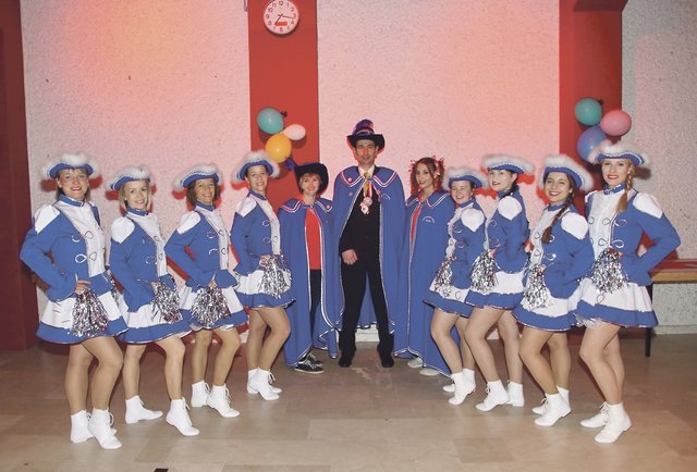 Die Damengarde des Faschingsvereines mit Obmann Erwin Leitner-Fidler, der auch als Moderator agierte | Foto: Ainerdinger