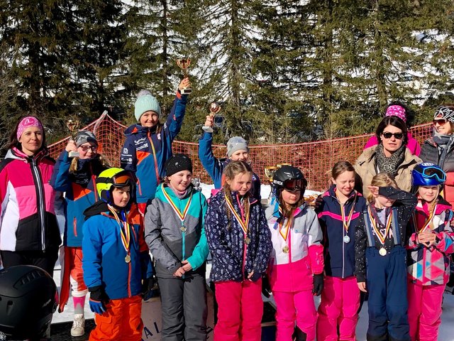 Andrea Angermann mit Schülern der 3. Klasse weiblich, Direktorin Jasmin Possegger | Foto: privat