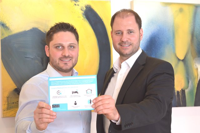 Mit einem Flyer soll die Bevölkerung über die Ideen der ÖVP zum Thema Pflege informiert werden: Thomas Niklos und Christian Sagartz