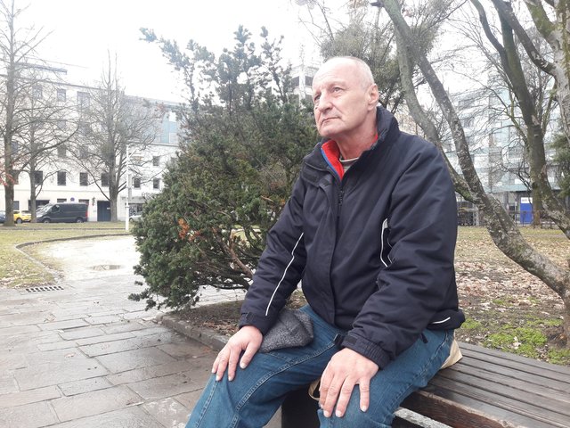 Eine Zwei-Zimmer-Wohnung mit Küche und Bad statt Notschlafstelle und Wärmestube, darauf hofft der obdachlose Roland.